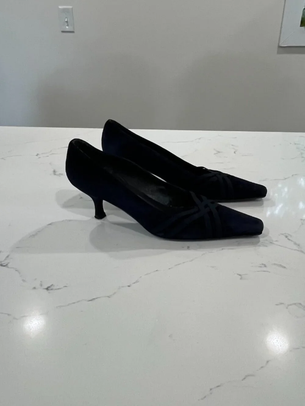 Stuart Weitzman Women's Navy Blue Suede Kitten Heels Size 9 N